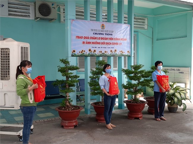 Công đoàn TPHCM chi hơn 8 tỷ đồng hỗ trợ người lao động bị ảnh hưởng dịch Covid-19 (15/4/2020)